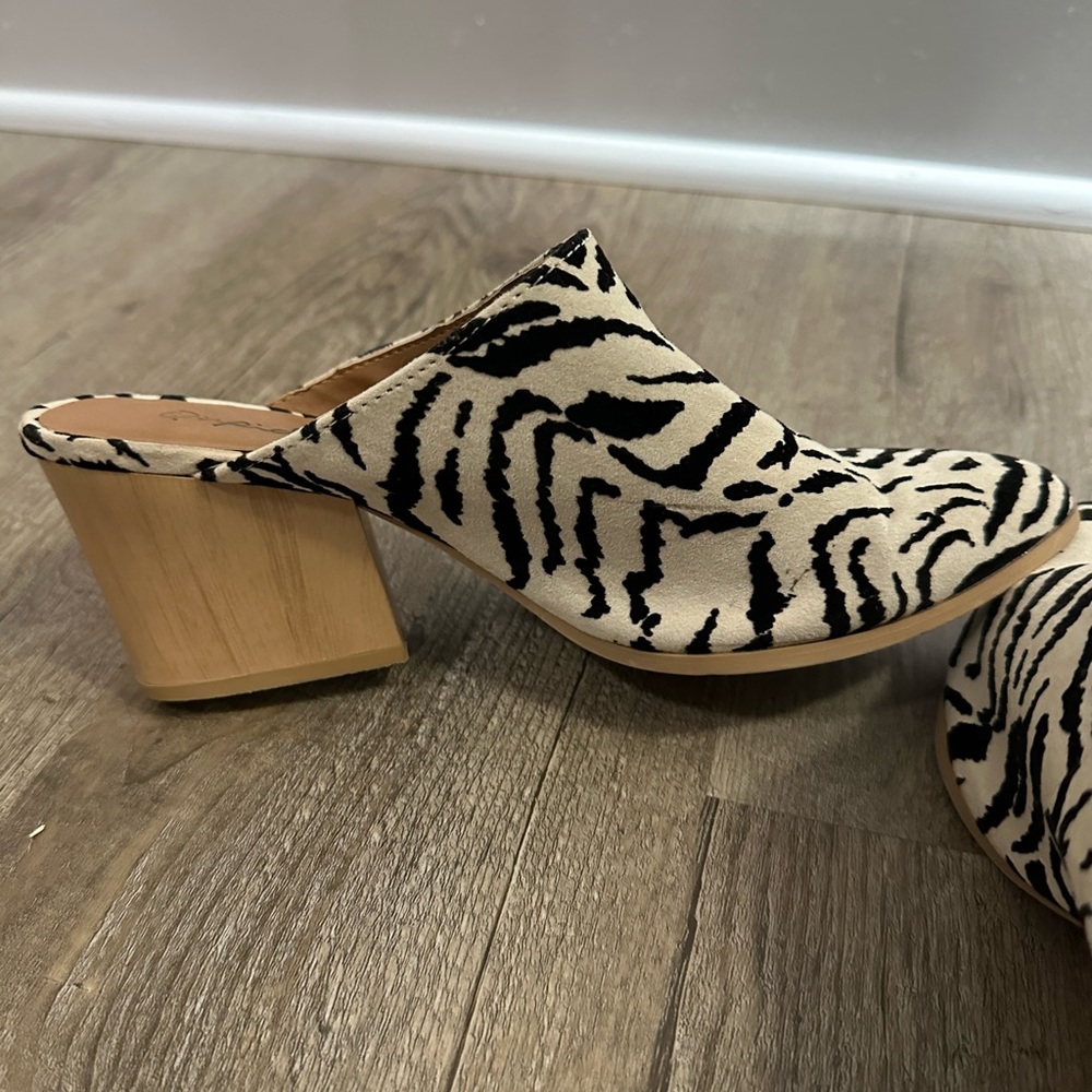 Qupid Zebra Print stylish clogs. Worn once. Size 6.5